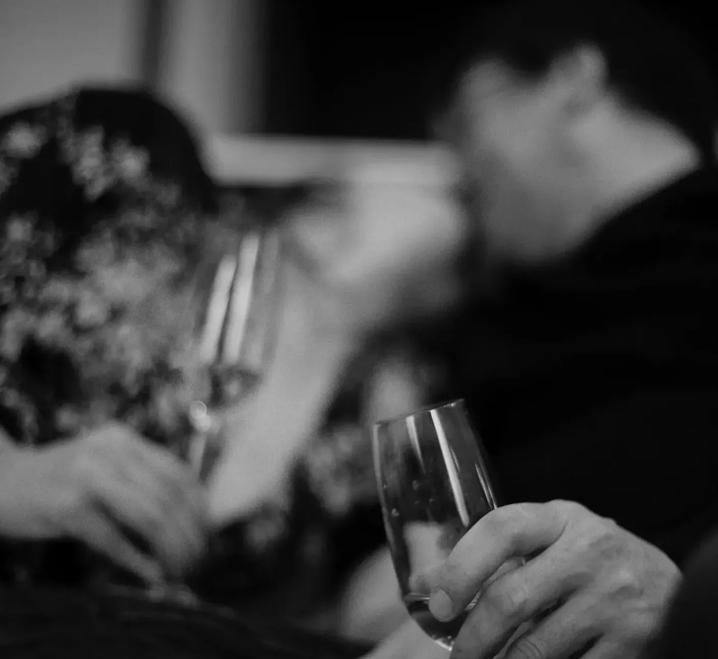 Nous baiser et champagne